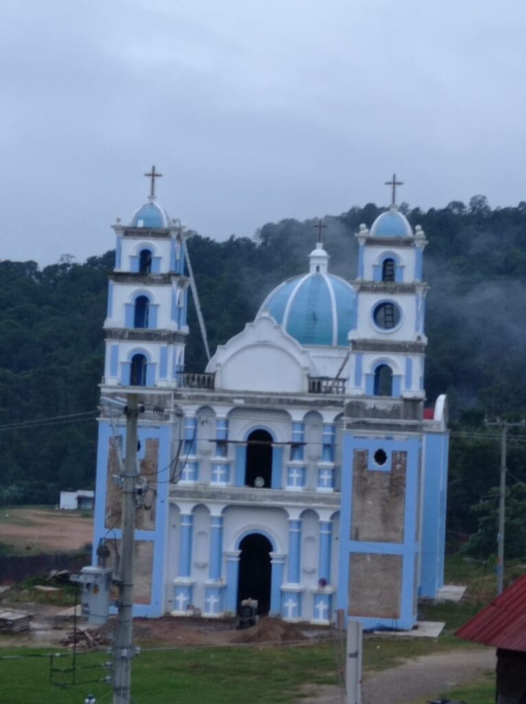 Hermosa Iglesia con sus torres de campana en color azul