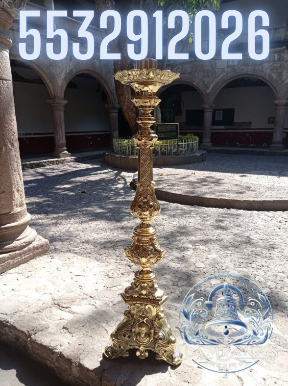 candelero de iglesia en patio